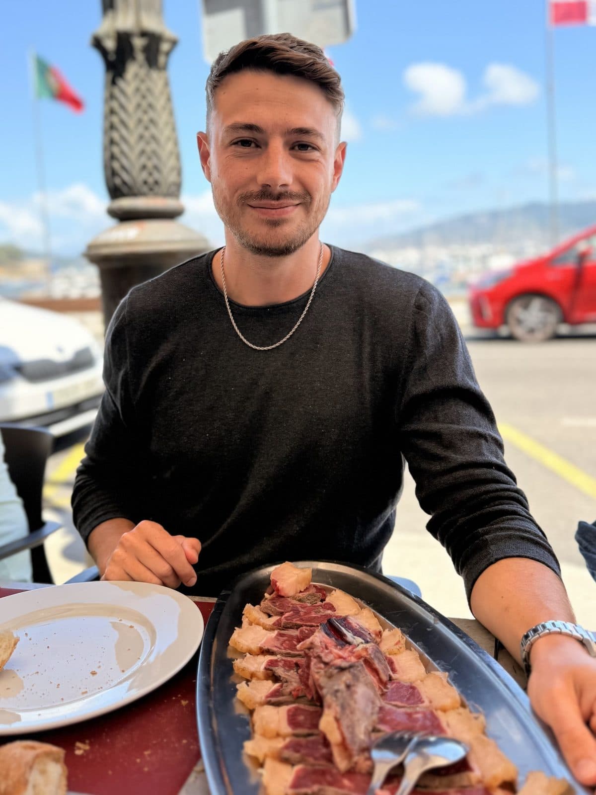 Eric comiendo en una terraza